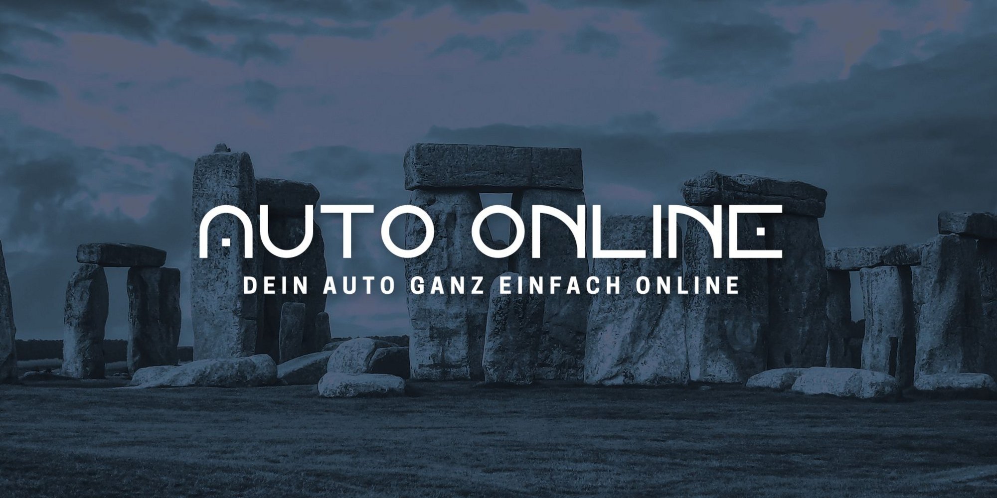Logo „AUTO ONLINE“ im Hintergrund Stonehenge.